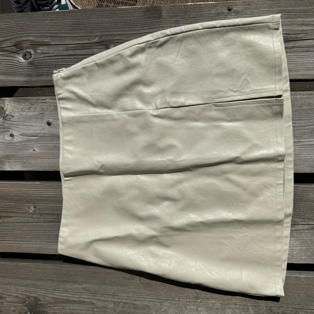 Le Lis Cream Mini Skirt